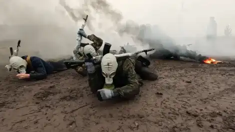 люди в противогазах ползут по земле