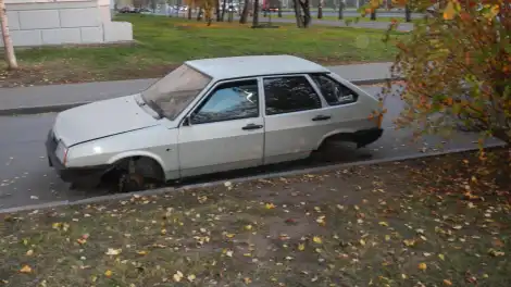 автохлам во дворе дома