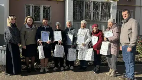 жительницы Менделеева 25 получили награды за клумбы