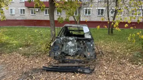 каркас автомобиля стоит на улице в Нижнекамске