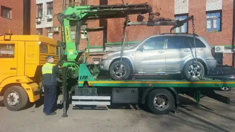 судебные приставы эвакуируют автомобиль должника по алиментам