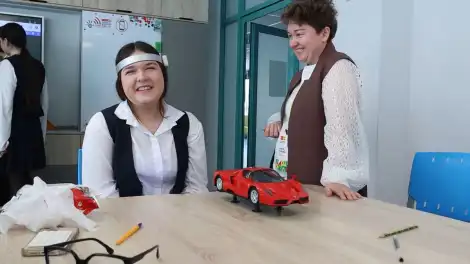 школьника смеется