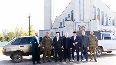 автомобиль Лада у центральной мечети Нижнекамска
