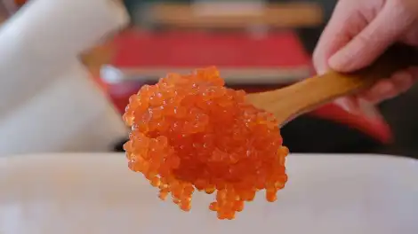 Красная икра в ложке