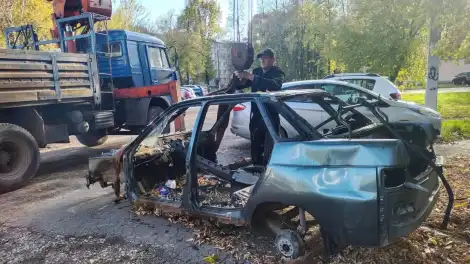 эвакуатор забирает брошенную машину с улицы в Нижнекамске