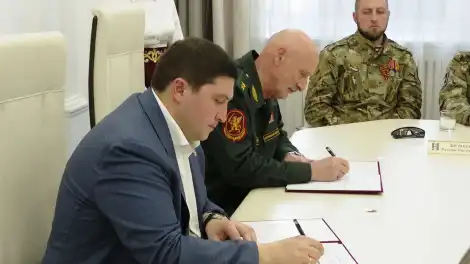 Радмир Беляев и Владимир Майстренко подписывают соглашение