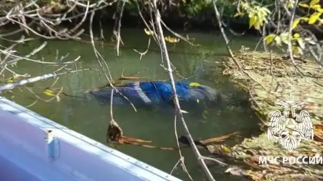 тело мужчины в воде в реке Ик