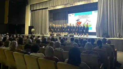 коллектив выступает на сцене Адымнар на открытии 18-го учебного года университета третьего возраста в Нижнекамске