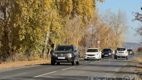 машины едут по дамбе в Нижнекамске