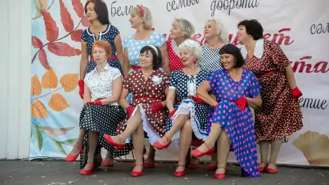 Бабушки на сцене показывают концертный номер
